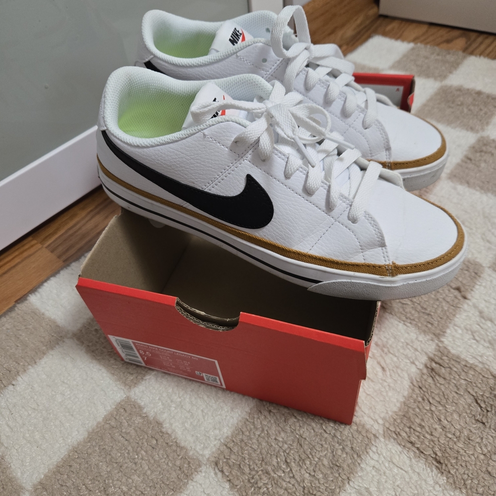Nike White and Black Sneakers